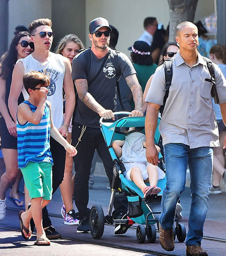 贝克汉姆全家逛迪士尼小七受独宠骑爸爸肩上