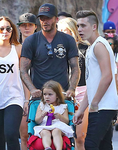 贝克汉姆全家逛迪士尼小七受独宠骑爸爸肩上