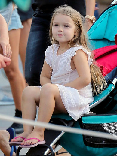 贝克汉姆全家逛迪士尼小七受独宠骑爸爸肩上