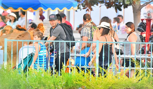 贝克汉姆全家逛迪士尼小七受独宠骑爸爸肩上