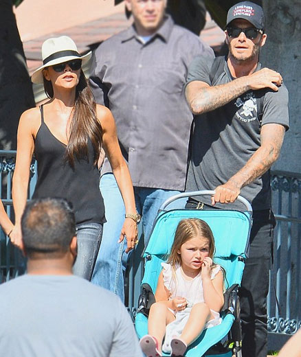 贝克汉姆全家逛迪士尼小七受独宠骑爸爸肩上