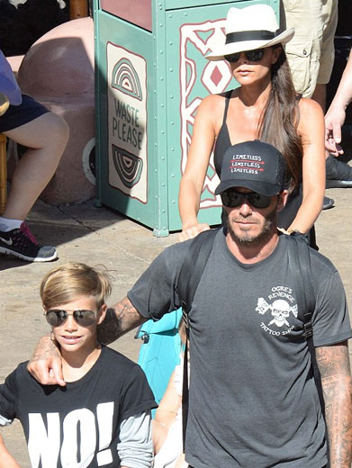 贝克汉姆全家逛迪士尼小七受独宠骑爸爸肩上