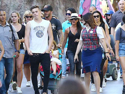 贝克汉姆全家逛迪士尼小七受独宠骑爸爸肩上