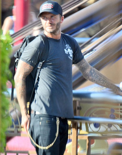 贝克汉姆全家逛迪士尼小七受独宠骑爸爸肩上