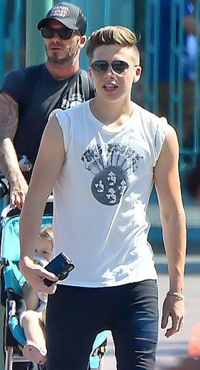 贝克汉姆全家逛迪士尼小七受独宠骑爸爸肩上