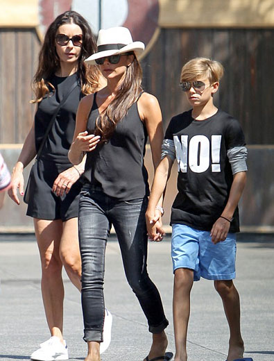 贝克汉姆全家逛迪士尼小七受独宠骑爸爸肩上