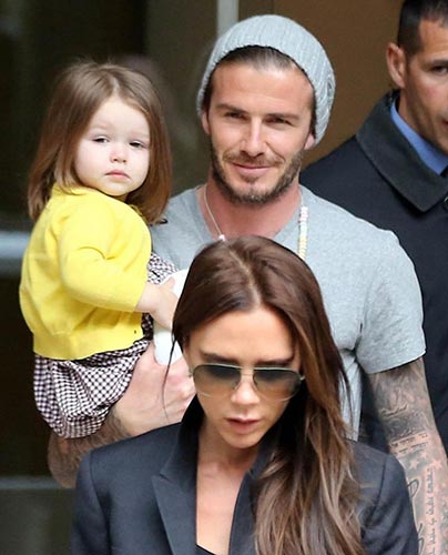 贝克汉姆全家逛迪士尼小七受独宠骑爸爸肩上