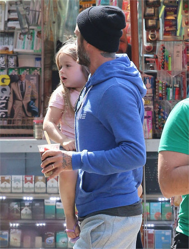 贝克汉姆全家逛迪士尼小七受独宠骑爸爸肩上