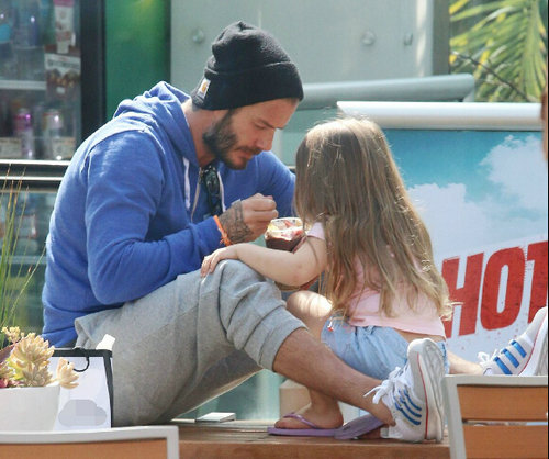 贝克汉姆全家逛迪士尼小七受独宠骑爸爸肩上