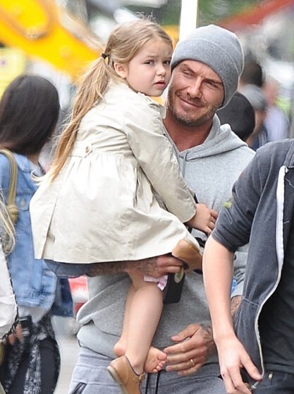 贝克汉姆全家逛迪士尼小七受独宠骑爸爸肩上