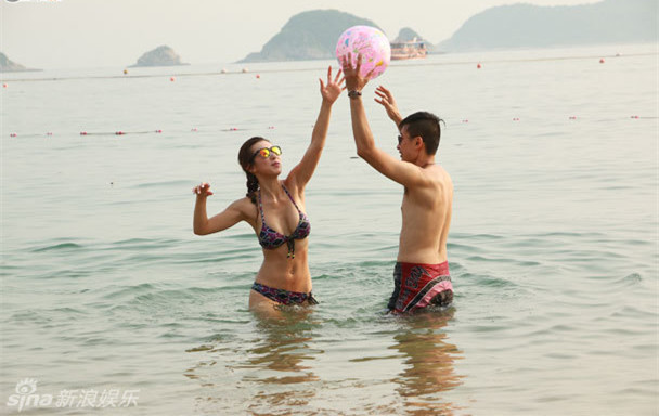 女主播三点式上阵 沙滩戏水秀傲人胸器