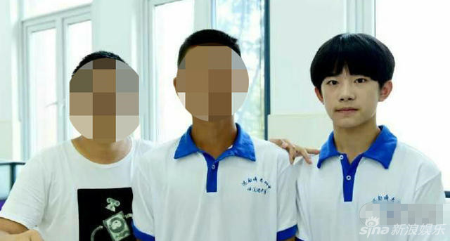 易烊千玺的高中日常生活 上课坐在最后面