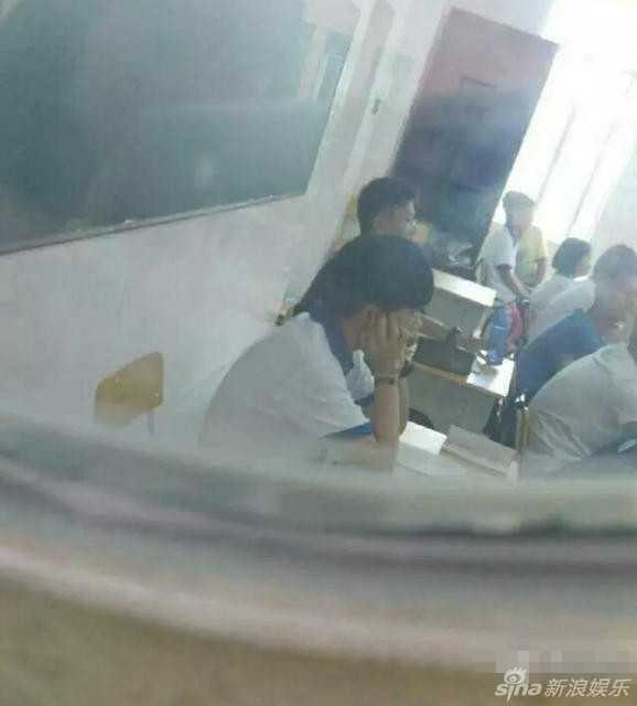 易烊千玺的高中日常生活 上课坐在最后面