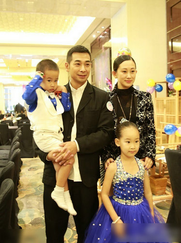 赵文卓儿女与王艳儿子亲密玩耍老爸吃醋