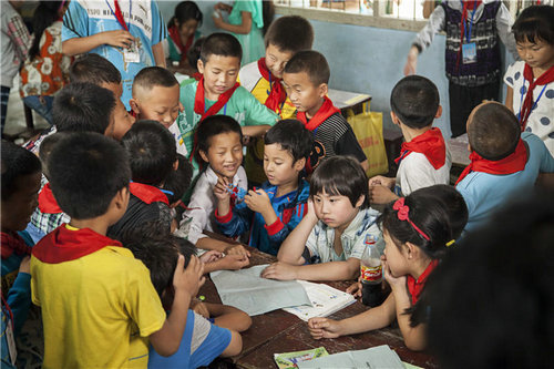 赵文卓儿女与王艳儿子亲密玩耍老爸吃醋