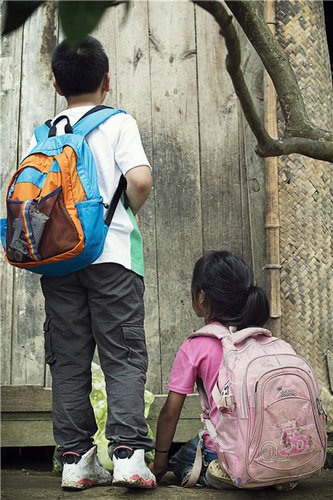 赵文卓儿女与王艳儿子亲密玩耍老爸吃醋