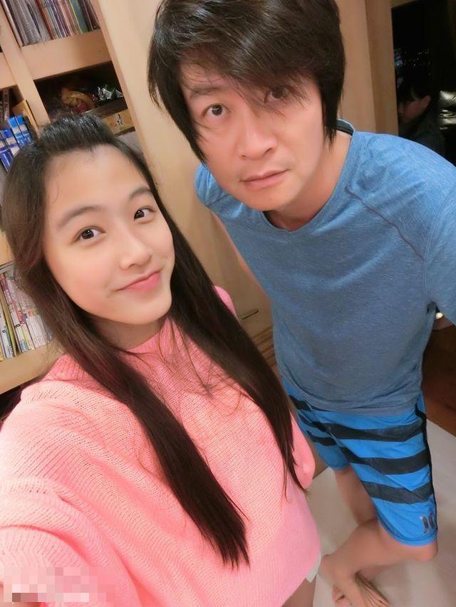 游鸿明16岁校花女儿登杂志 颜值超父亲百倍