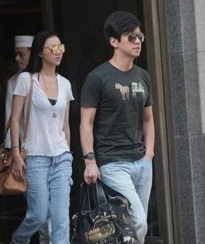 李健曝与老婆清秀合照 网友：郎才女貌