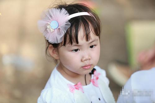王宝强女儿可爱萌翻网友 表情像极老爸