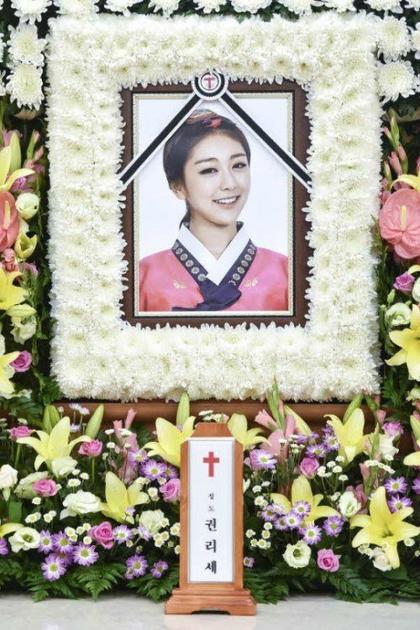 娱乐圈“血案”真相 李依晓被狗咬险毁容 娱乐圈“血案”真相 李依晓被狗咬险毁容