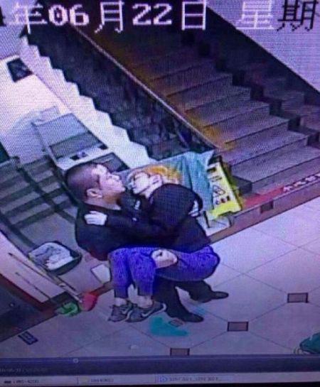 娱乐圈“血案”真相 李依晓被狗咬险毁容 娱乐圈“血案”真相 李依晓被狗咬险毁容