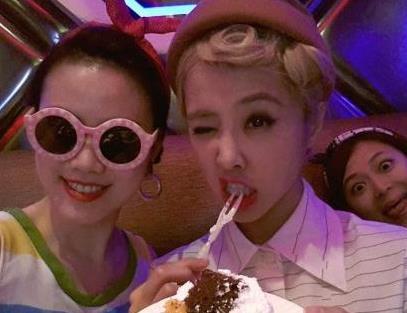 裸泳制服诱惑送超跑！明星庆生搏出位霸头条