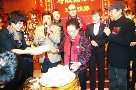 裸泳制服诱惑送超跑！明星庆生搏出位霸头条