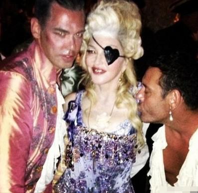 裸泳制服诱惑送超跑！明星庆生搏出位霸头条