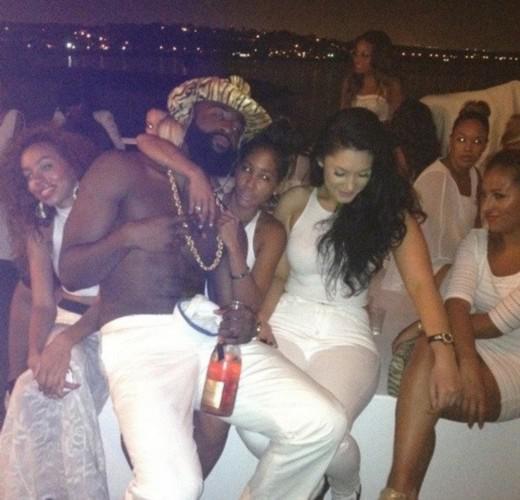 裸泳制服诱惑送超跑！明星庆生搏出位霸头条