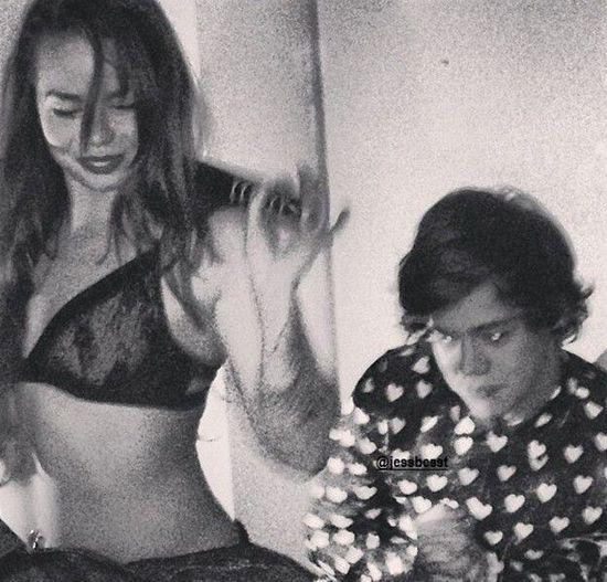 裸泳制服诱惑送超跑！明星庆生搏出位霸头条