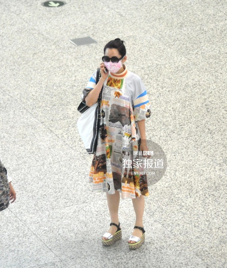 许晴潮装现身悠闲喝咖啡 全副武装难掩星范儿