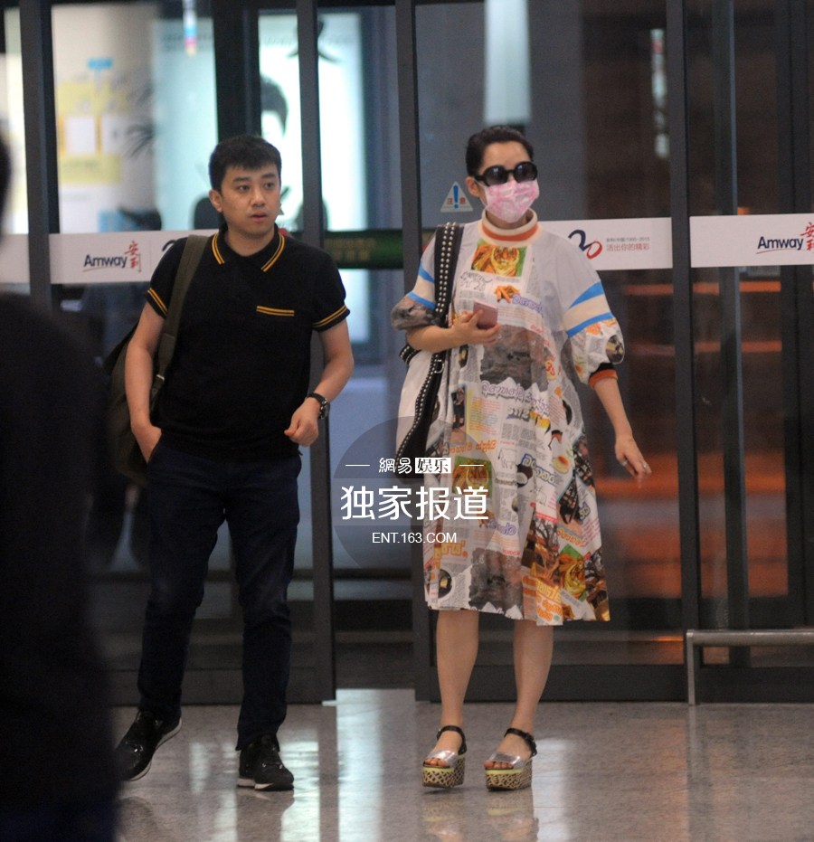 许晴潮装现身悠闲喝咖啡 全副武装难掩星范儿