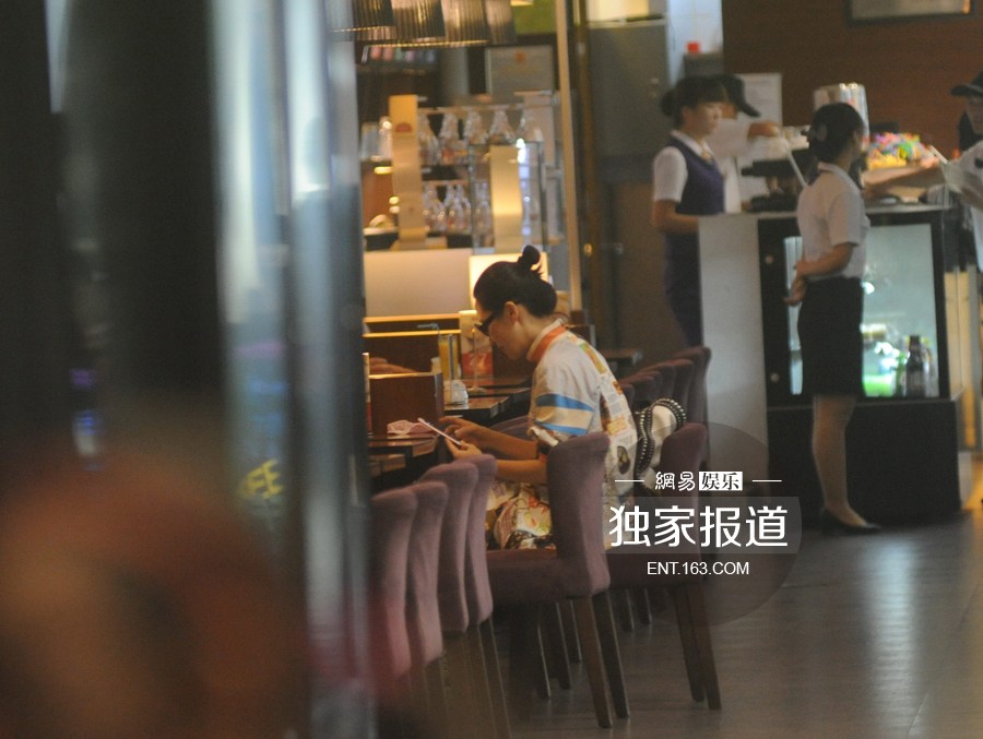 许晴潮装现身悠闲喝咖啡 全副武装难掩星范儿