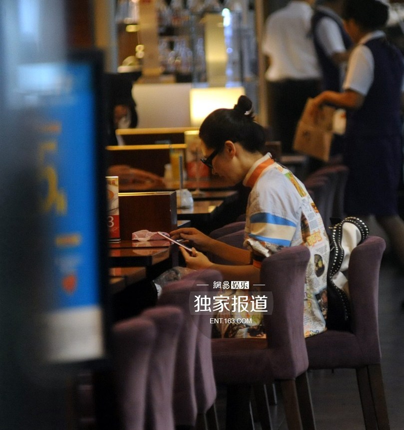 许晴潮装现身悠闲喝咖啡 全副武装难掩星范儿