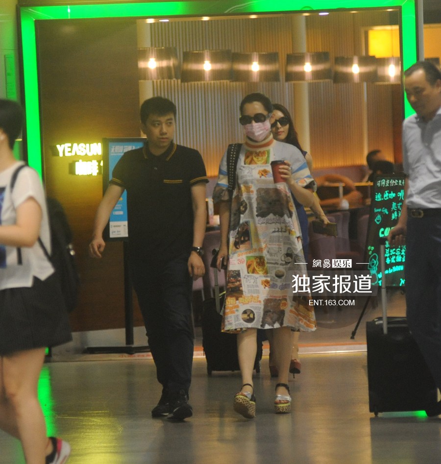 许晴潮装现身悠闲喝咖啡 全副武装难掩星范儿