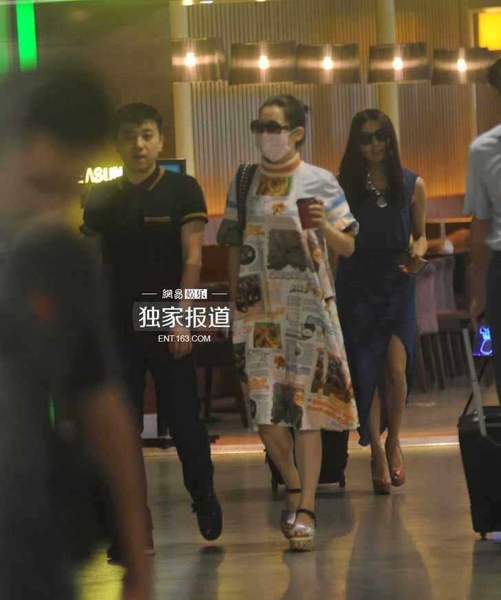 许晴潮装现身悠闲喝咖啡 全副武装难掩星范儿