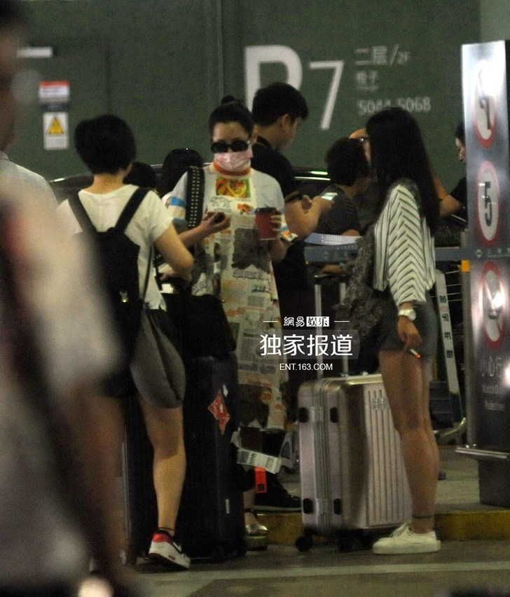 许晴潮装现身悠闲喝咖啡 全副武装难掩星范儿