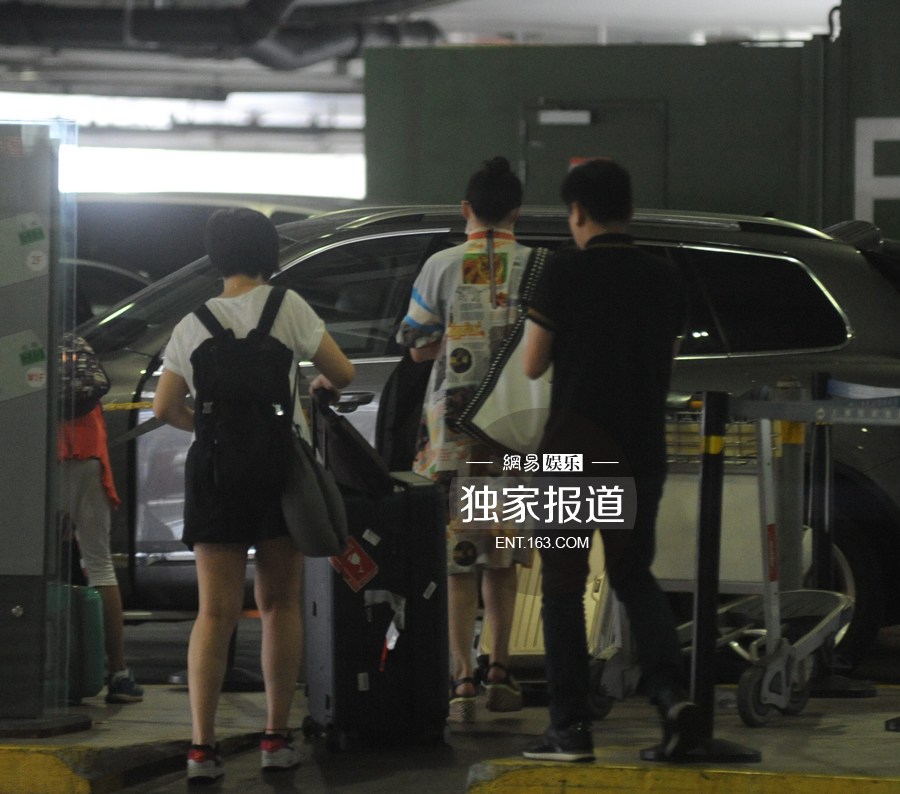 许晴潮装现身悠闲喝咖啡 全副武装难掩星范儿