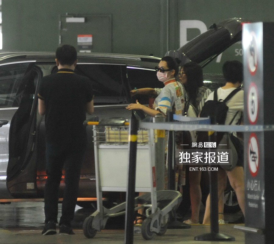 许晴潮装现身悠闲喝咖啡 全副武装难掩星范儿