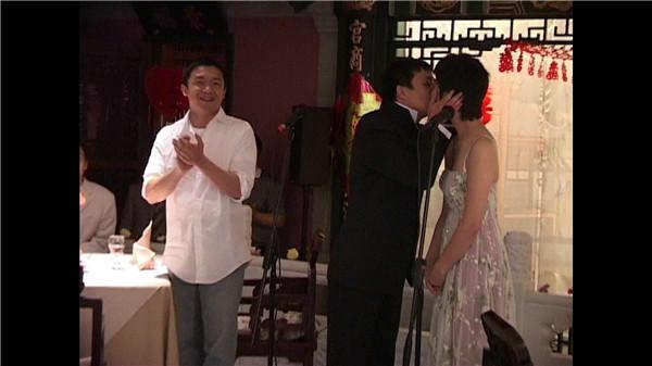 黄磊孙莉昔日婚礼激吻照曝光 全家出游多多宠爱妹妹亲不停