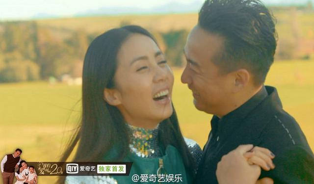 黄磊孙莉昔日婚礼激吻照曝光 全家出游多多宠爱妹妹亲不停