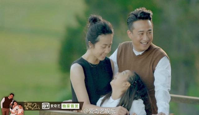 黄磊孙莉昔日婚礼激吻照曝光 全家出游多多宠爱妹妹亲不停