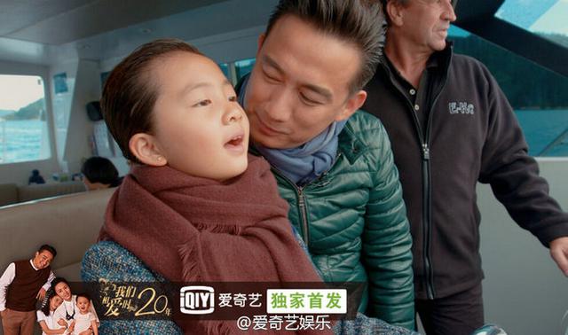 黄磊孙莉昔日婚礼激吻照曝光 全家出游多多宠爱妹妹亲不停