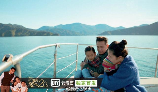 黄磊孙莉昔日婚礼激吻照曝光 全家出游多多宠爱妹妹亲不停