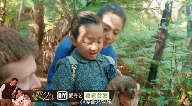 黄磊孙莉昔日婚礼激吻照曝光 全家出游多多宠爱妹妹亲不停
