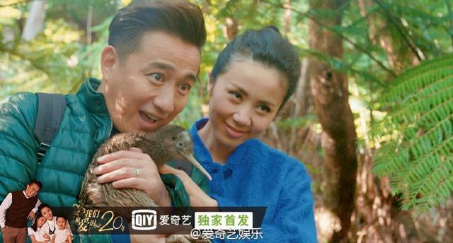 黄磊孙莉昔日婚礼激吻照曝光 全家出游多多宠爱妹妹亲不停