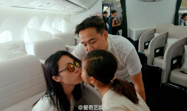 黄磊孙莉昔日婚礼激吻照曝光 全家出游多多宠爱妹妹亲不停