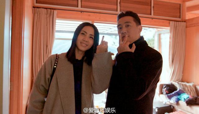 黄磊孙莉昔日婚礼激吻照曝光 全家出游多多宠爱妹妹亲不停