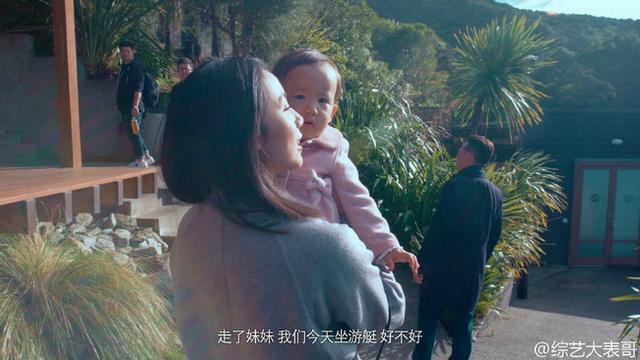 黄磊孙莉昔日婚礼激吻照曝光 全家出游多多宠爱妹妹亲不停