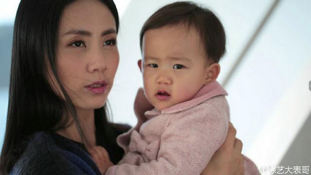 黄磊孙莉昔日婚礼激吻照曝光 全家出游多多宠爱妹妹亲不停
